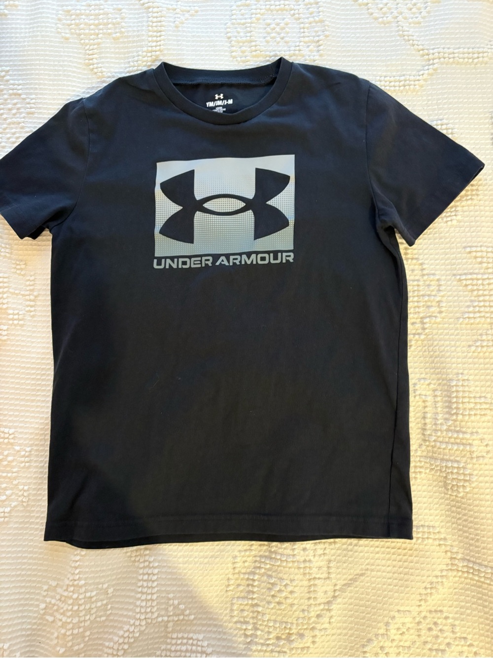 Kids Under Armour Black Short-Sleeve Logo Tee size Medium